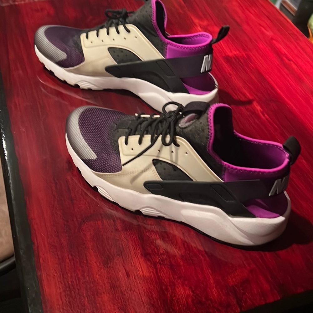 Nike huarache purple pearl black.  Mens 11, women’s 12